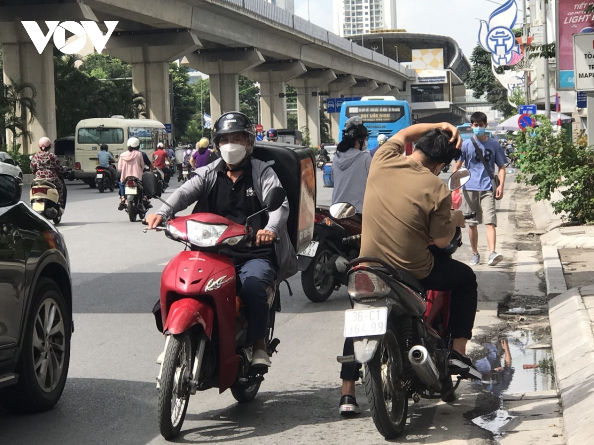 Đường Nguyễn Trãi vẫn lộn xộn sau 1 tháng thí điểm tách làn ô tô, xe máy - Ảnh 14.