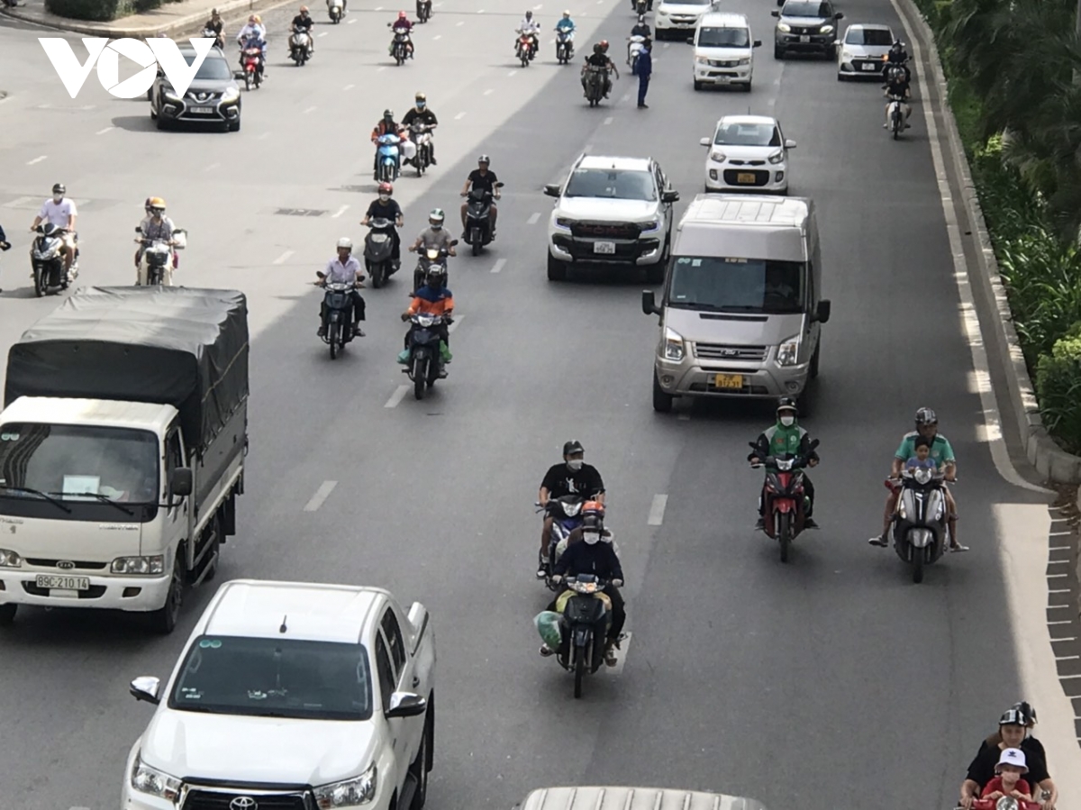 Đường Nguyễn Trãi vẫn lộn xộn sau 1 tháng thí điểm tách làn ô tô, xe máy - Ảnh 8.