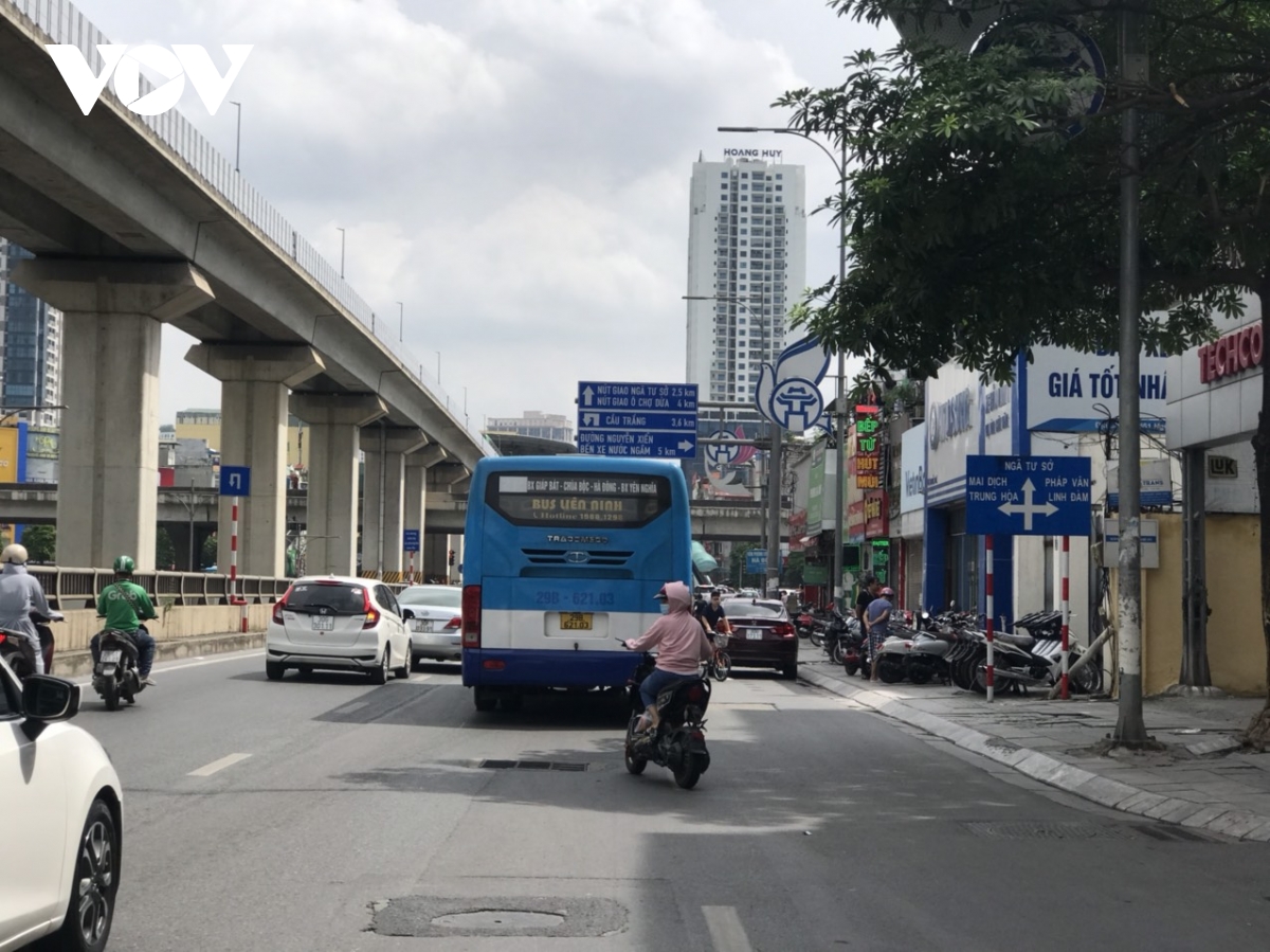 Đường Nguyễn Trãi vẫn lộn xộn sau 1 tháng thí điểm tách làn ô tô, xe máy - Ảnh 17.