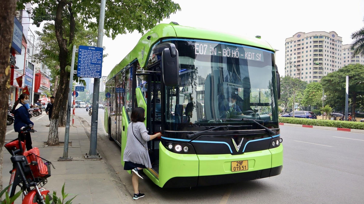 Hà Nội tính chuyển xe buýt chạy dầu xả khói đen sang 100% xe buýt điện - Ảnh 1.