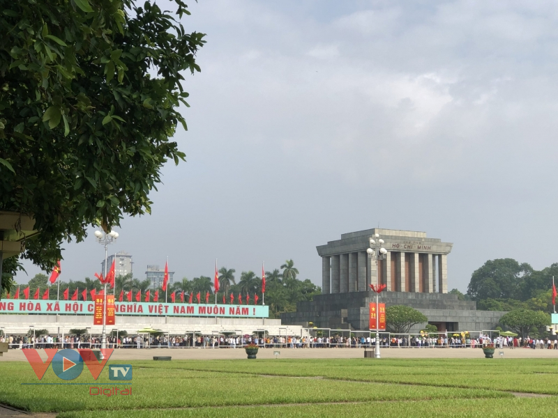 Người dân đến viếng Chủ tịch Hồ Chí Minh ngày Quốc khánh 2/9 - Ảnh 1.