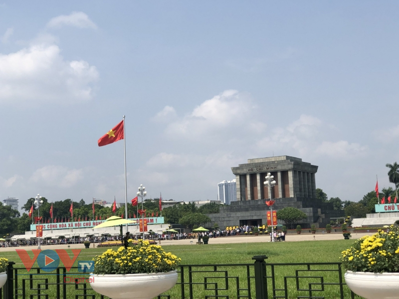Người dân đến viếng Chủ tịch Hồ Chí Minh ngày Quốc khánh 2/9 - Ảnh 10.