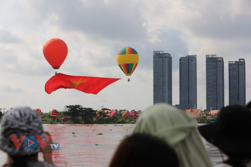 TP.HCM tổ chức thả khinh khí cầu kéo đại kỳ mừng lễ Quốc Khánh - Ảnh 5.