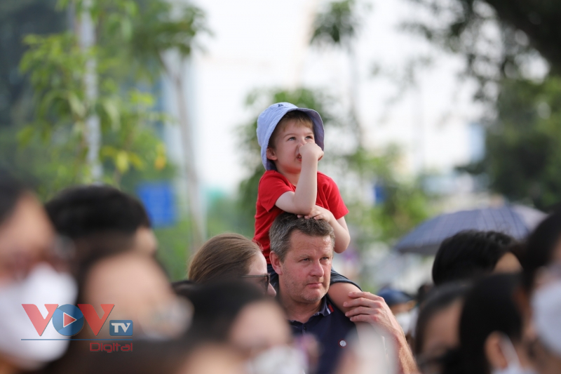 TP.HCM tổ chức thả khinh khí cầu kéo đại kỳ mừng lễ Quốc Khánh - Ảnh 6.