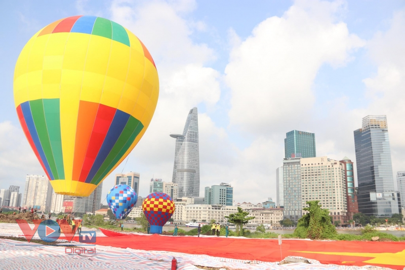 TP.HCM tổ chức thả khinh khí cầu kéo đại kỳ mừng lễ Quốc Khánh - Ảnh 9.