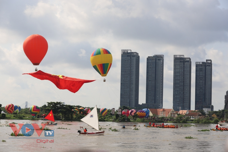 TP.HCM tổ chức thả khinh khí cầu kéo đại kỳ mừng lễ Quốc Khánh - Ảnh 10.