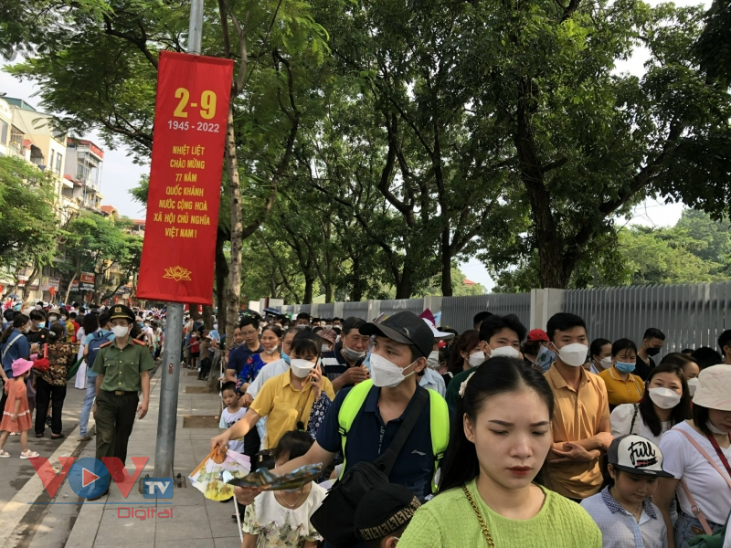 Người dân đến viếng Chủ tịch Hồ Chí Minh ngày Quốc khánh 2/9 - Ảnh 5.