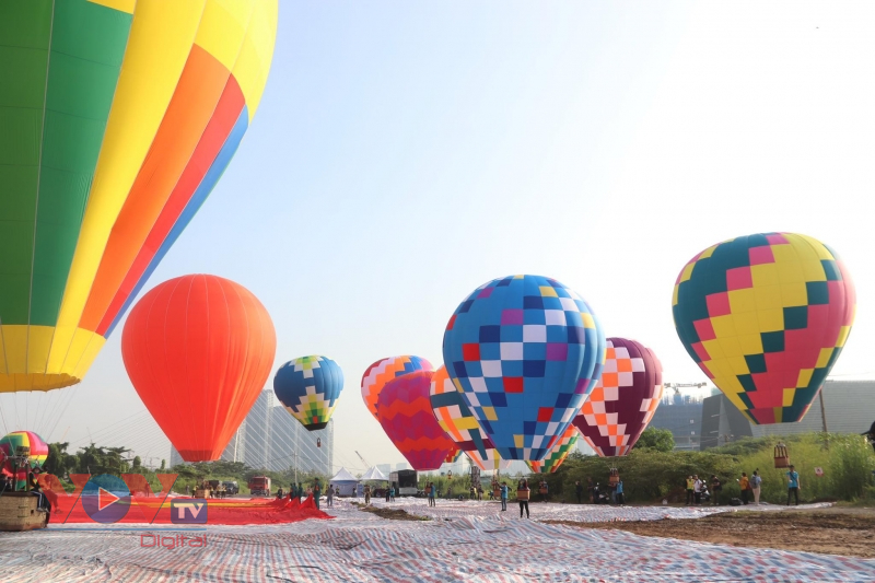 TP.HCM tổ chức thả khinh khí cầu kéo đại kỳ mừng lễ Quốc Khánh - Ảnh 1.