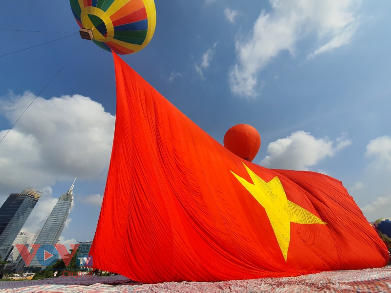 TP.HCM tổ chức thả khinh khí cầu kéo đại kỳ mừng lễ Quốc Khánh - Ảnh 2.