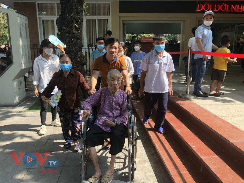 Người dân đến viếng Chủ tịch Hồ Chí Minh ngày Quốc khánh 2/9 - Ảnh 8.