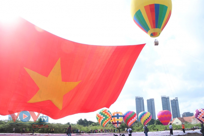 TP.HCM tổ chức thả khinh khí cầu kéo đại kỳ mừng lễ Quốc Khánh - Ảnh 3.