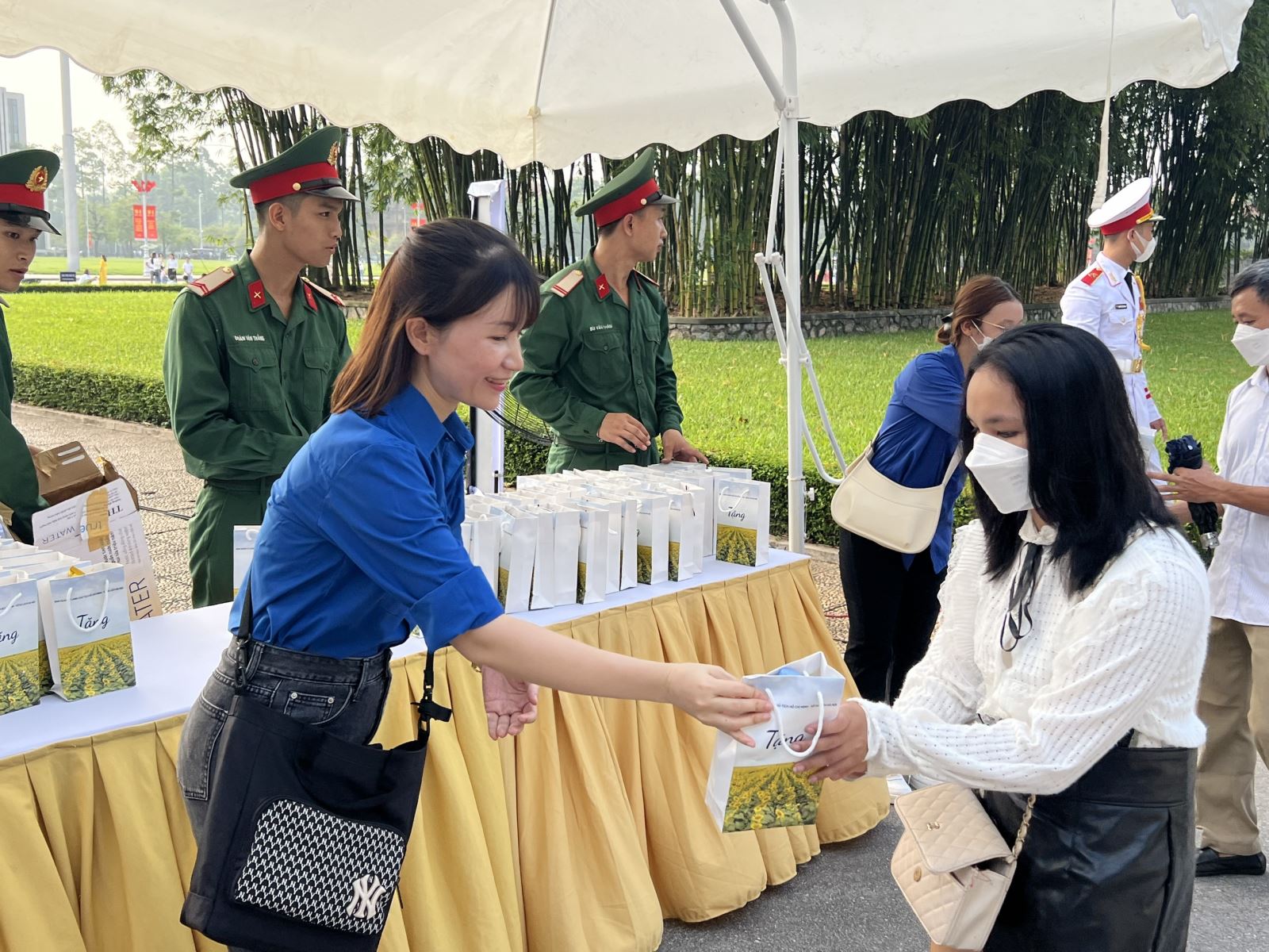 Hà Nội tặng quà cho du khách đến thăm Lăng Bác dịp 2/9 - Ảnh 2.