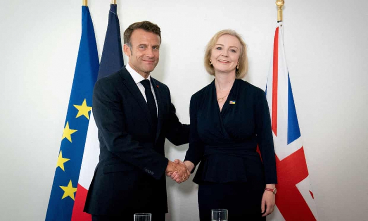 Tổng thống Pháp Macron gặp Thủ tướng Anh Liz Truss để xoa dịu căng thẳng - Ảnh 1.