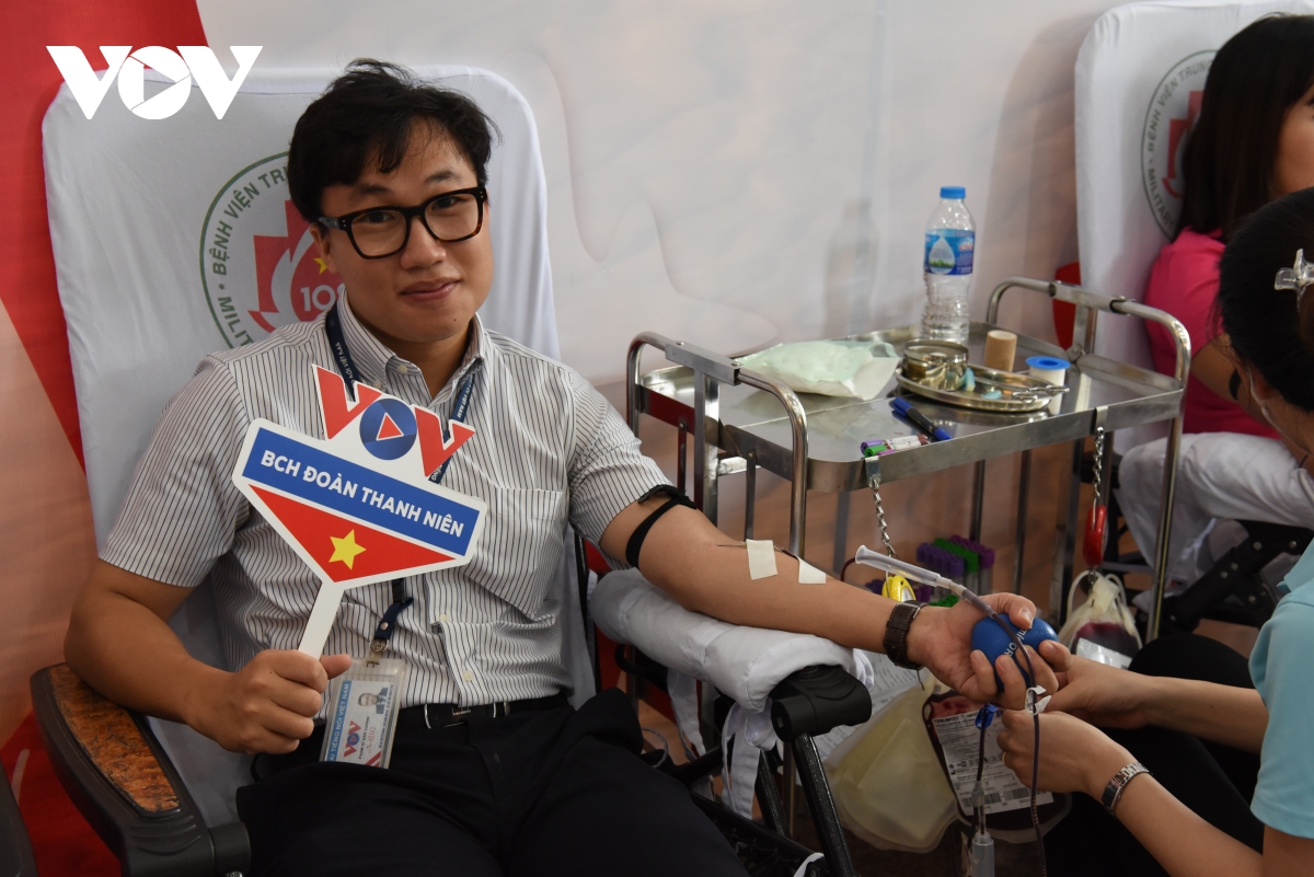 Cán bộ, nhân viên VOV tích cực hiến máu để “Triệu trái tim chung nhịp đập” - Ảnh 17.