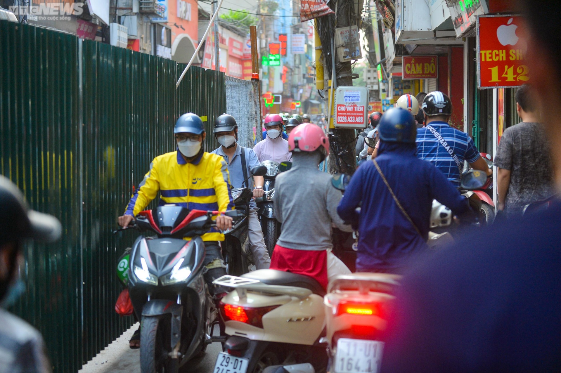 Rào tôn chắn gần hết lòng đường ở Hà Nội, dân khổ sở luồn lách đi qua - Ảnh 7.