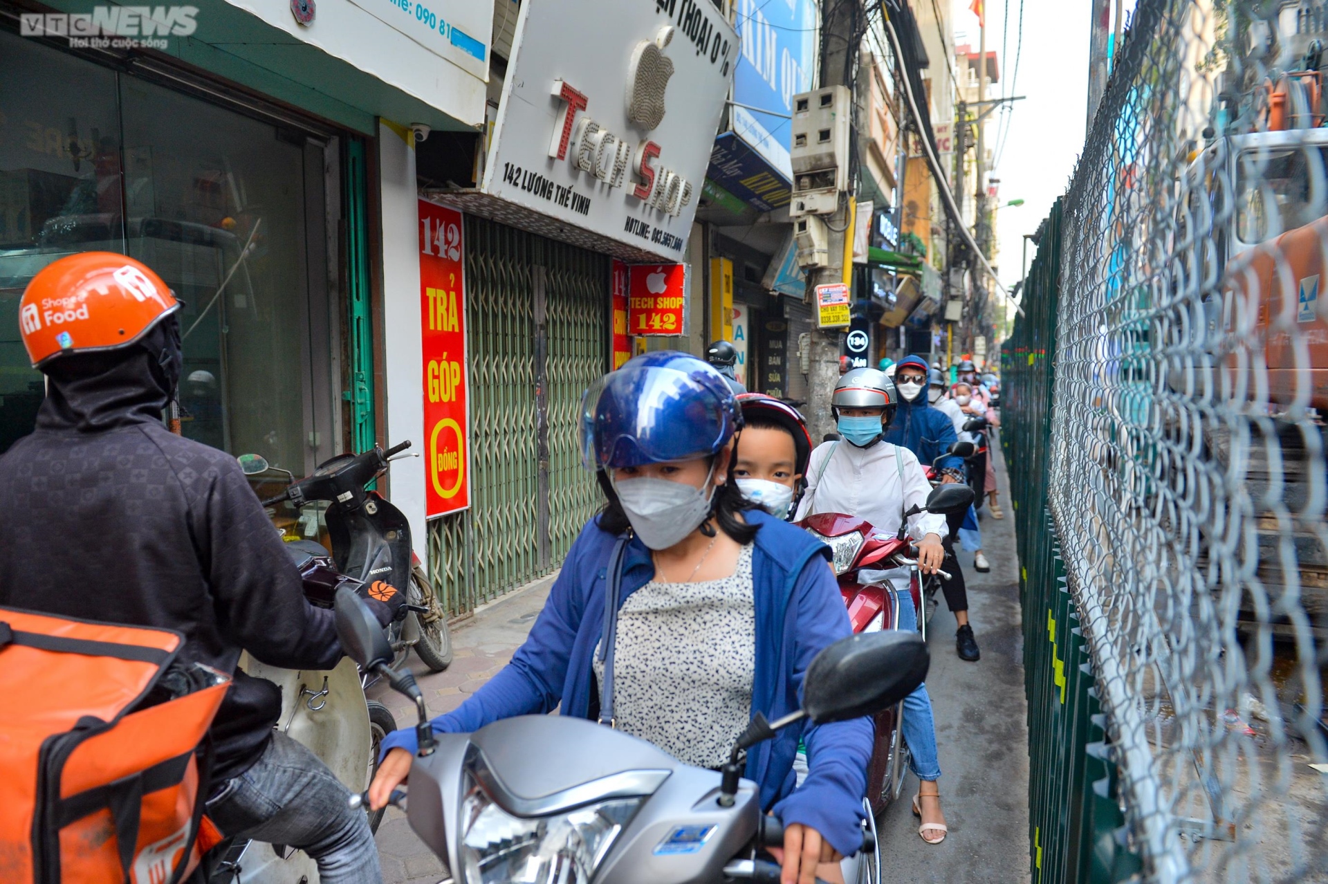 Rào tôn chắn gần hết lòng đường ở Hà Nội, dân khổ sở luồn lách đi qua - Ảnh 12.