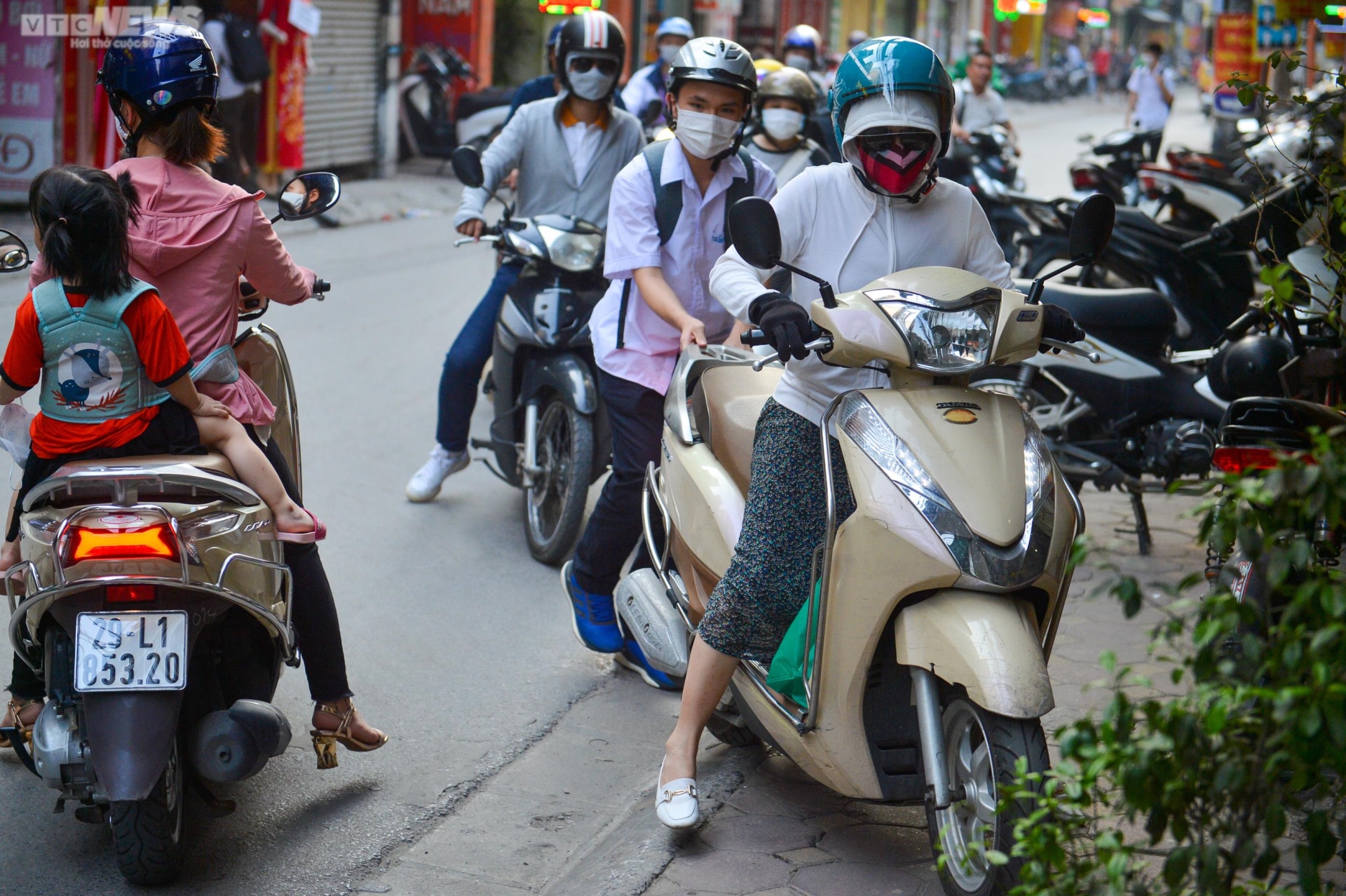 Rào tôn chắn gần hết lòng đường ở Hà Nội, dân khổ sở luồn lách đi qua - Ảnh 3.