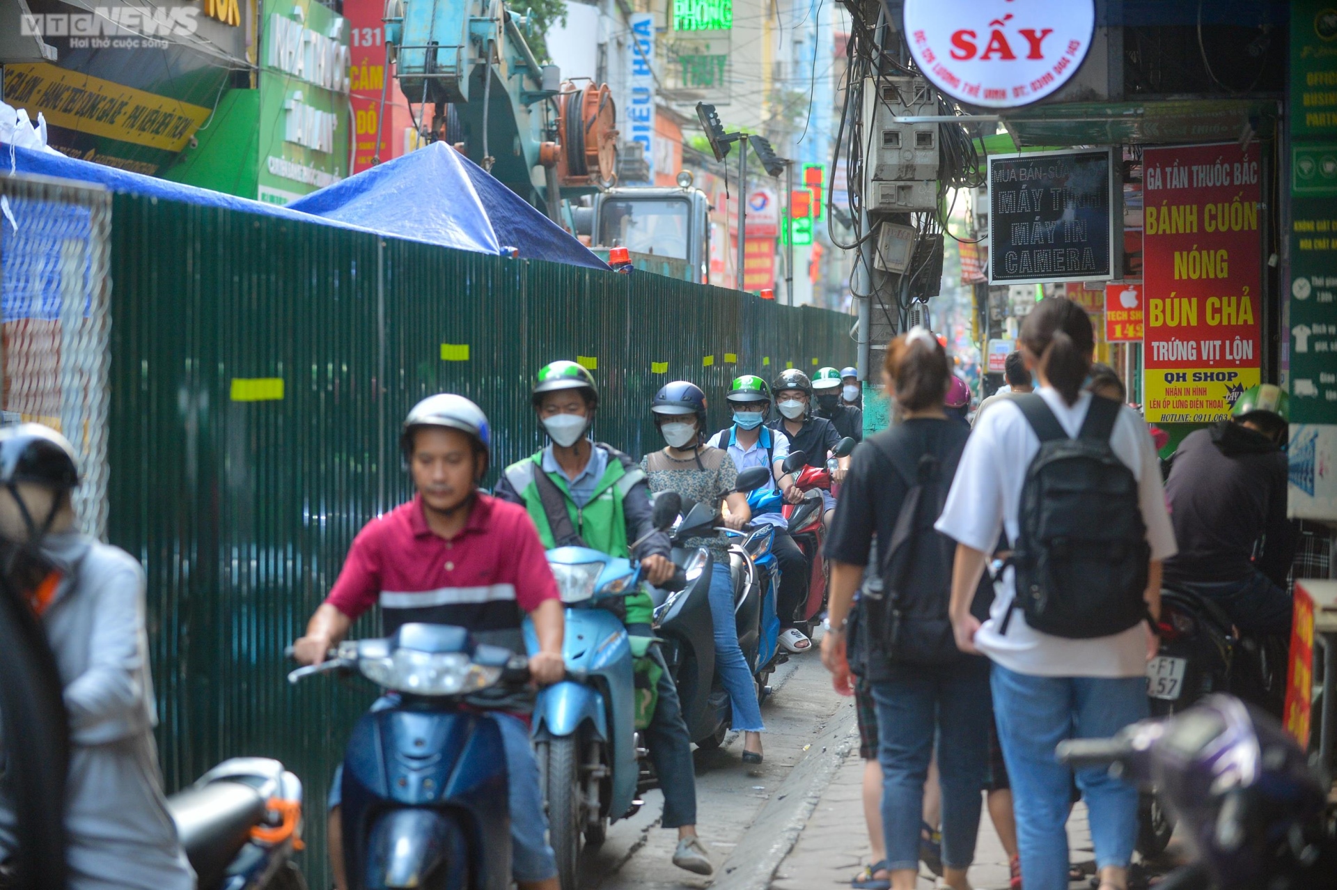 Rào tôn chắn gần hết lòng đường ở Hà Nội, dân khổ sở luồn lách đi qua - Ảnh 4.