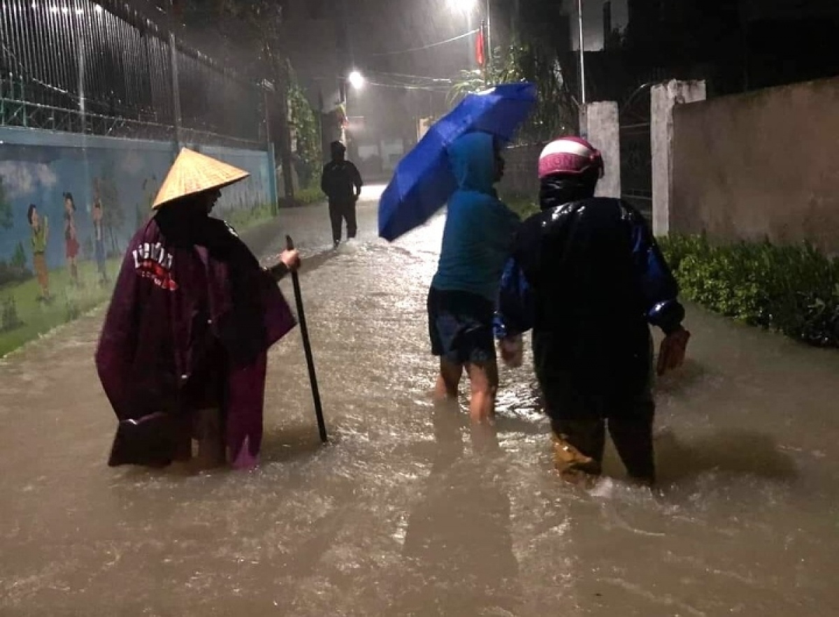 Sơ tán dân tránh ngập lụt và lũ quét ở Thanh Hóa, Nghệ An, Hà Tĩnh - Ảnh 1.