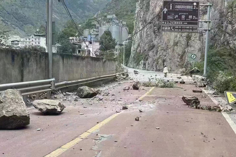 Trung Quốc: Động đất 6,8 độ ở Tứ Xuyên, 7 người thiệt mạng - Ảnh 1.
