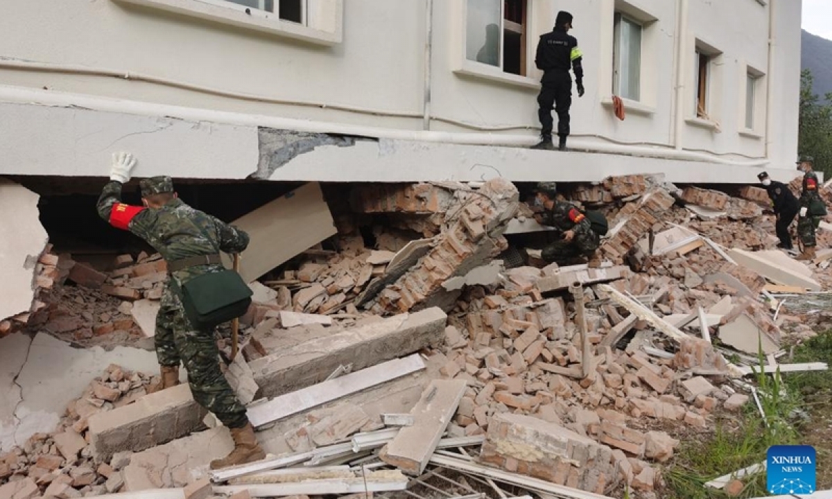 Trung Quốc: Thương vong do động đất tăng lên hơn 300 người, chính thức nhận quyên góp cứu trợ - Ảnh 1.
