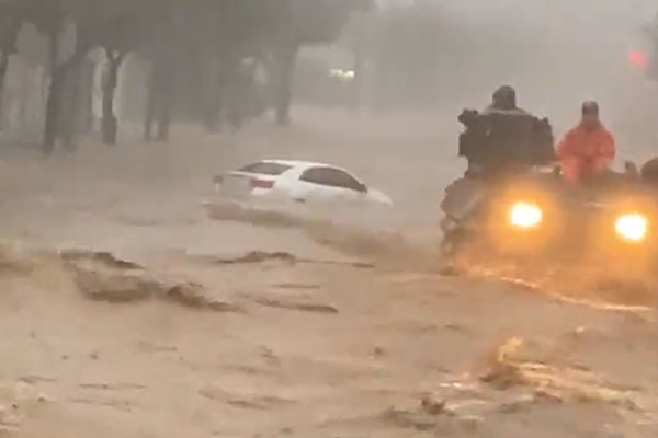Hàn Quốc: Mưa bão tiếp tục gây thiệt hại lớn, quân đội huy động xe bọc thép cứu hộ - Ảnh 1.