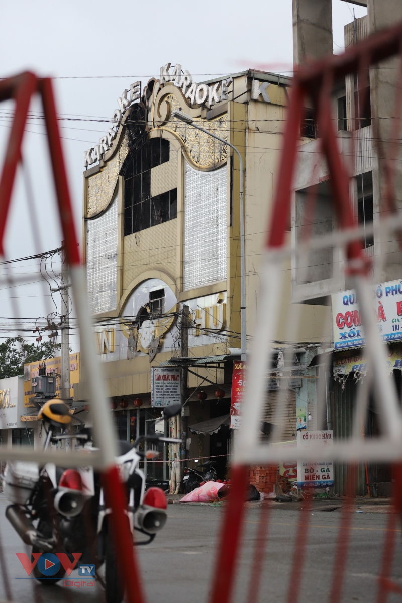 Cận cảnh hiện trường quán karaoke cháy khiến 33 người chết ở Bình Dương - Ảnh 1.