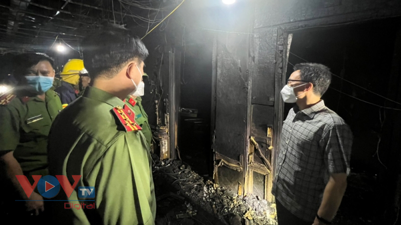 Phó Thủ tướng Vũ Đức Đam kiểm tra hiện trường vụ cháy quán karaoke ở Bình Dương  - Ảnh 5.