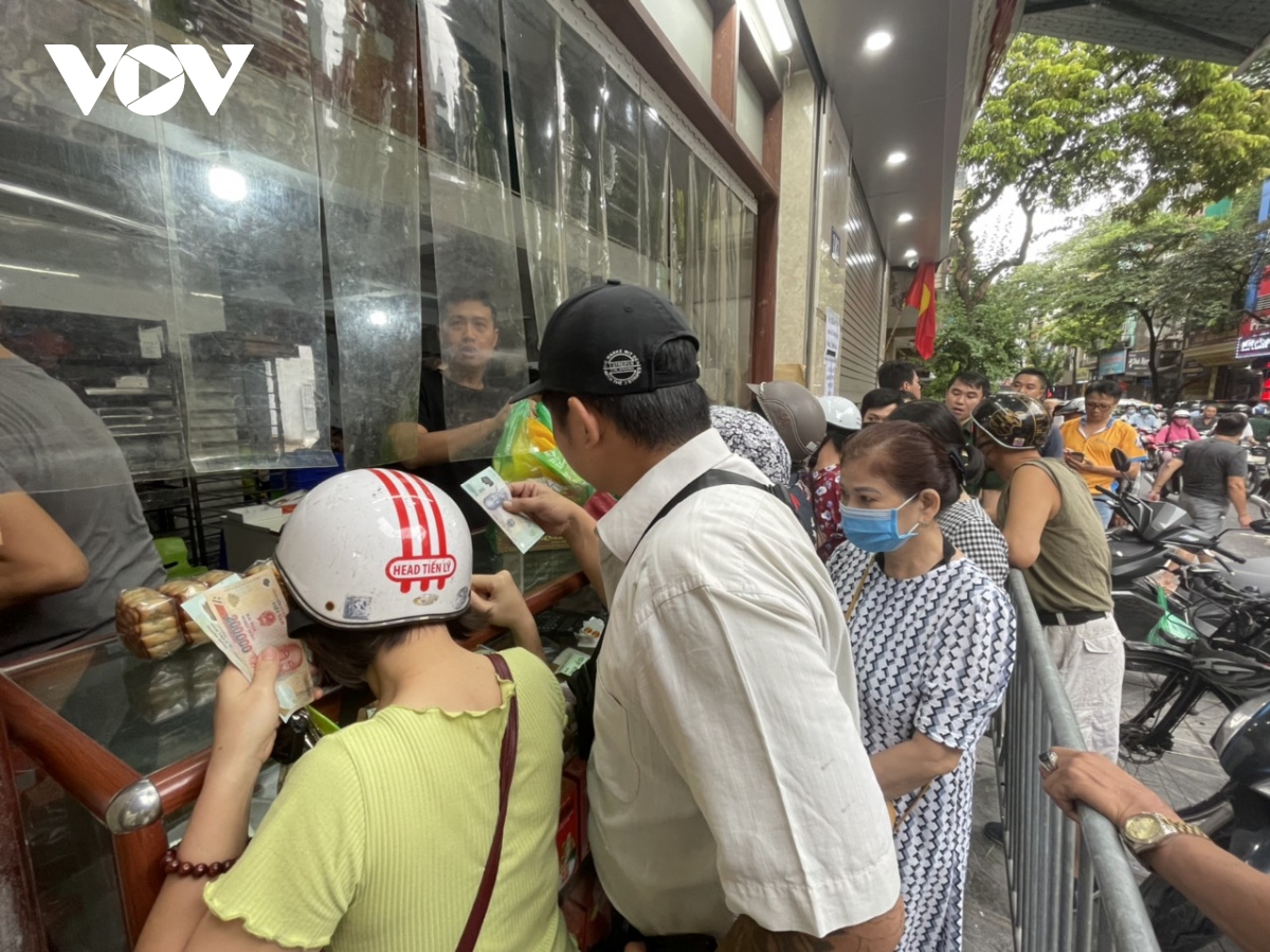 Dòng người xếp hàng mua bánh Trung thu truyền thống trên phố Thụy Khuê, Hà Nội - Ảnh 5.