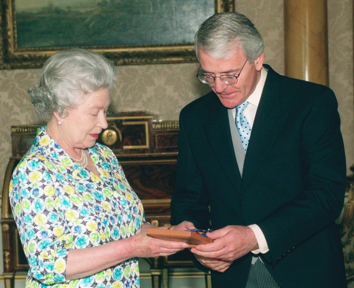 Những hình ảnh ấn tượng của Nữ hoàng Elizabeth II và 15 đời Thủ tướng Anh - Ảnh 12.