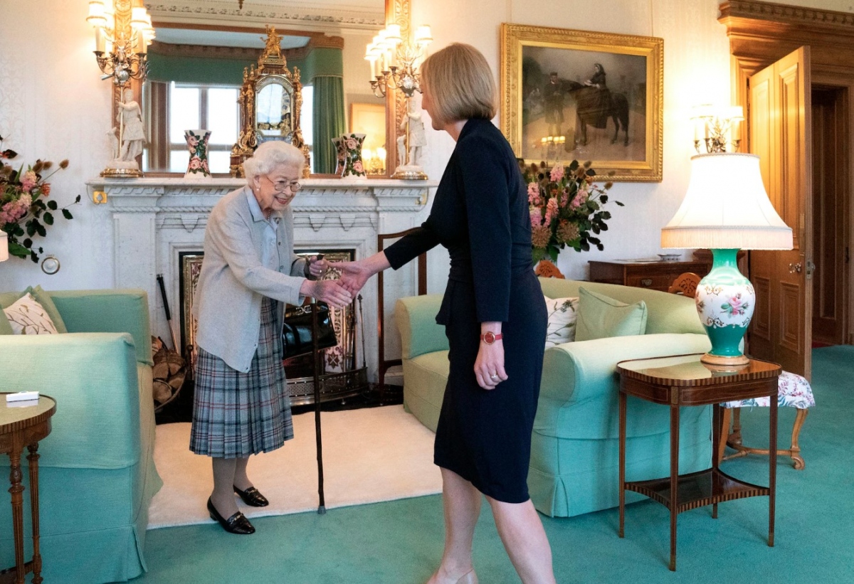 Những hình ảnh ấn tượng của Nữ hoàng Elizabeth II và 15 đời Thủ tướng Anh - Ảnh 18.
