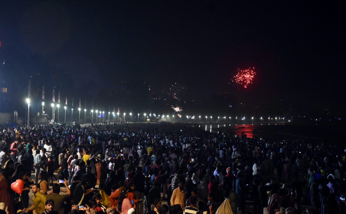 Người dân Ấn Độ đi lễ trong ngày đầu tiên của năm 2023 - Ảnh 8.