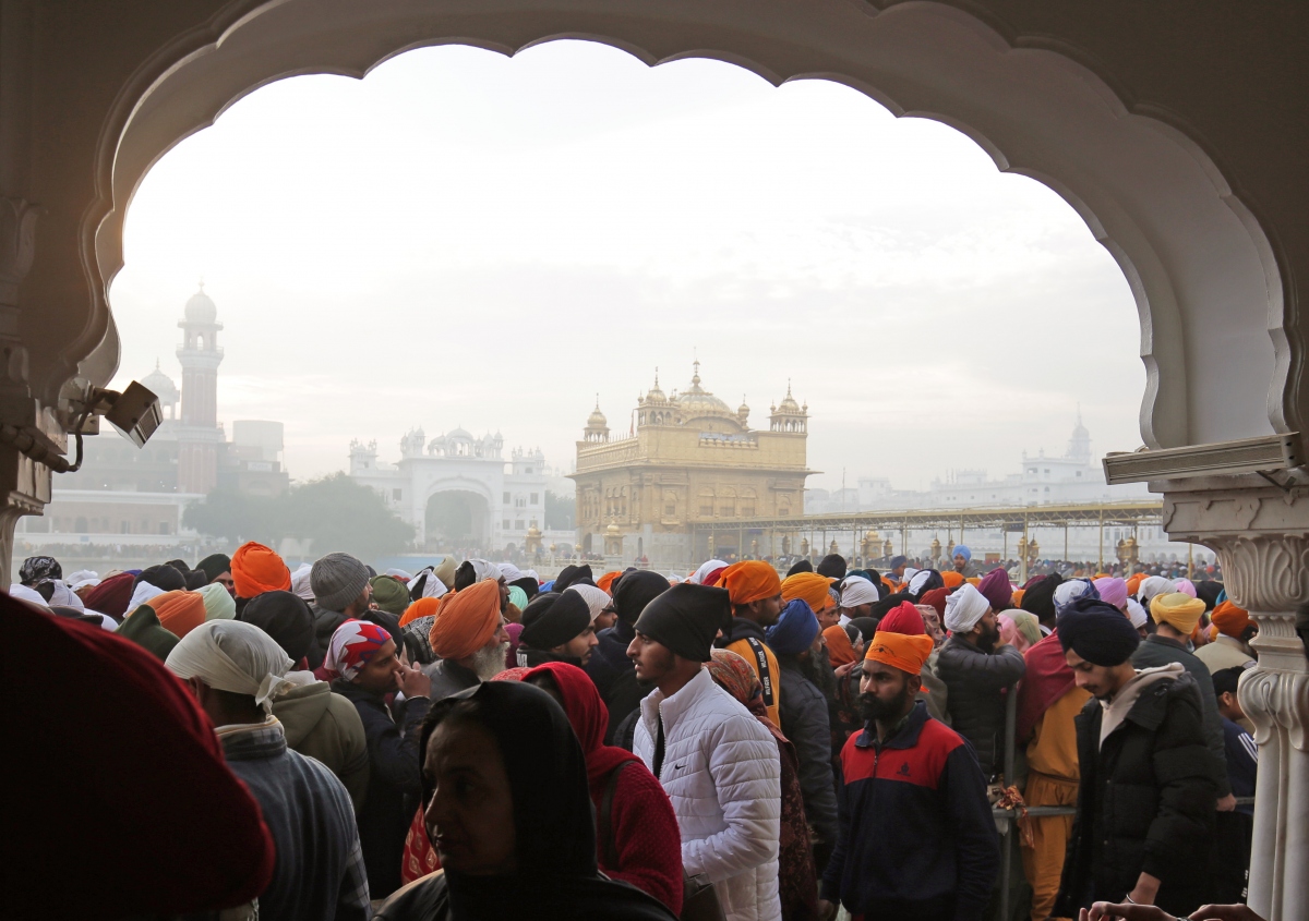 Người dân Ấn Độ đi lễ trong ngày đầu tiên của năm 2023 - Ảnh 2.