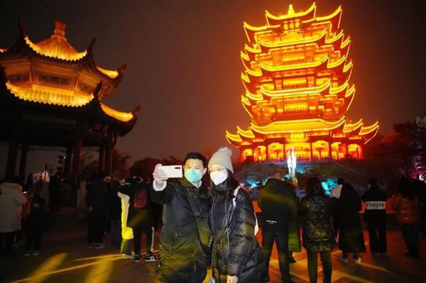 Người dân Trung Quốc tưng bừng chào đón Năm mới 2023 bất chấp dịch bệnh - Ảnh 13.