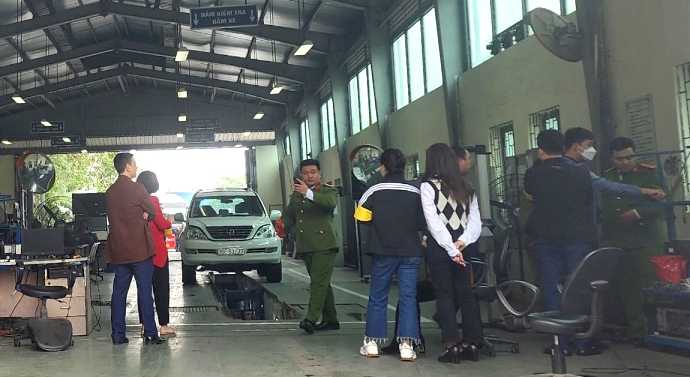 Công an khám xét Trung tâm Đăng kiểm xe cơ giới 2903S ở Hà Nội - Ảnh 1.