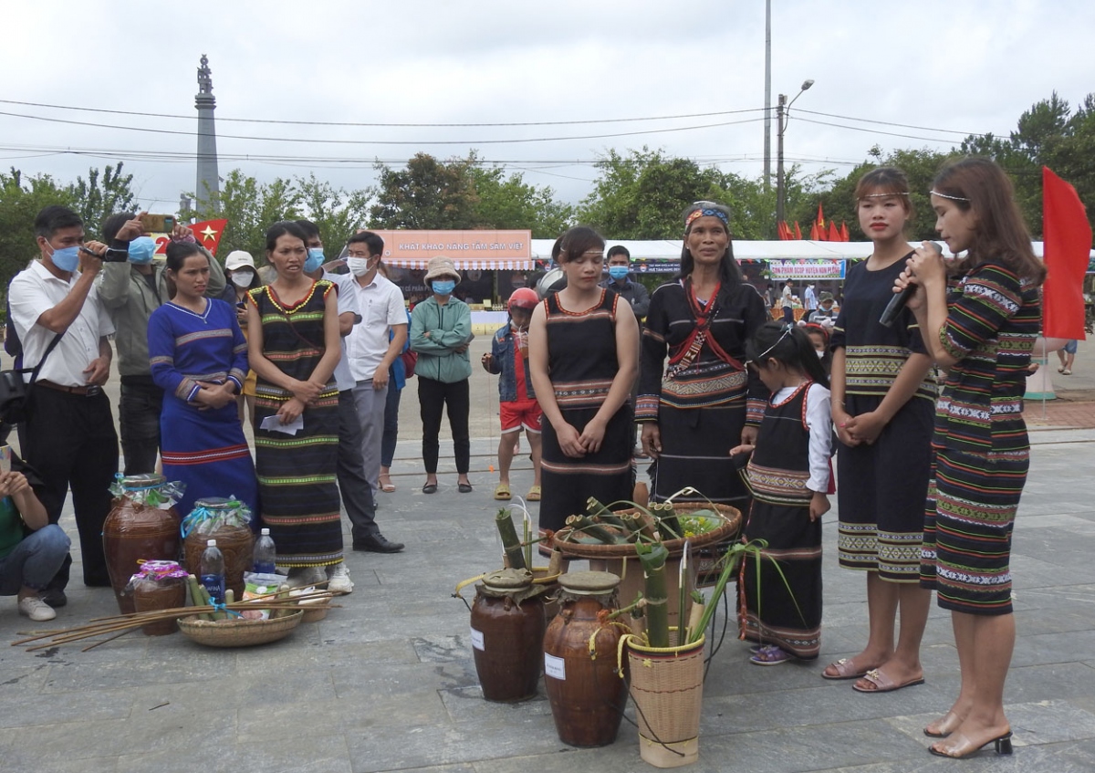 Đến Kon Tum vui Tết ở làng - Ảnh 1.