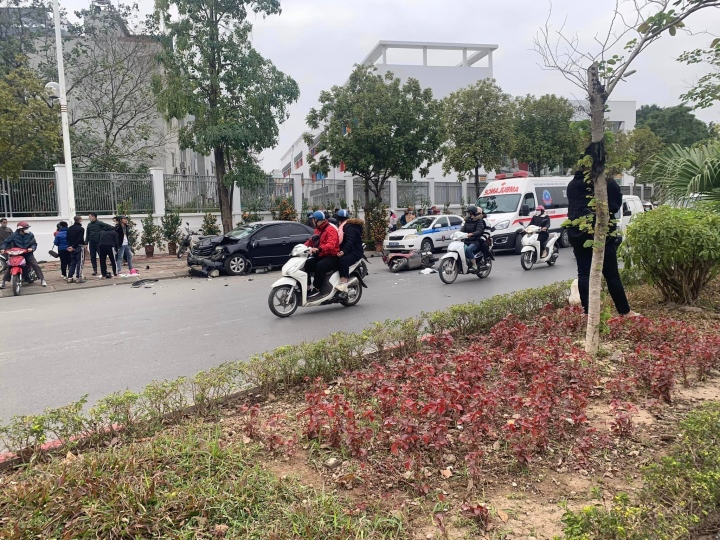 Tài xế ô tô biển xanh gây tai nạn liên hoàn trên phố Hà Nội - Ảnh 2.