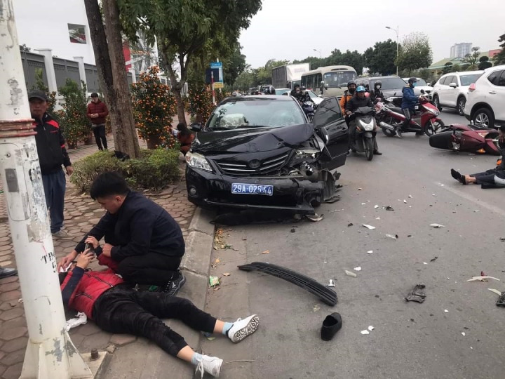 Tài xế ô tô biển xanh gây tai nạn liên hoàn trên phố Hà Nội - Ảnh 1.
