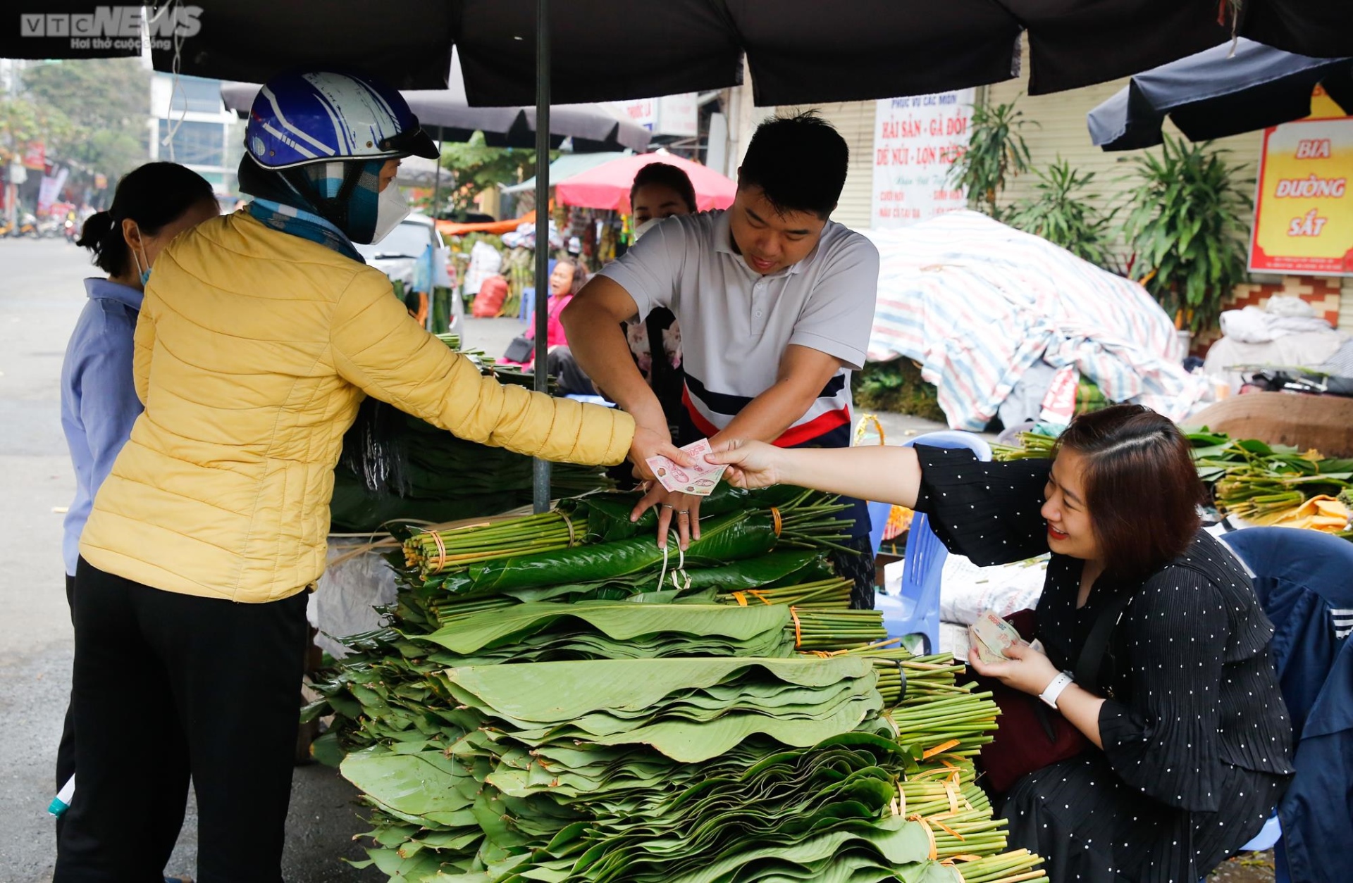 Chợ lá dong lâu đời nhất Hà Nội nhộn nhịp từ sáng đến tối - Ảnh 10.