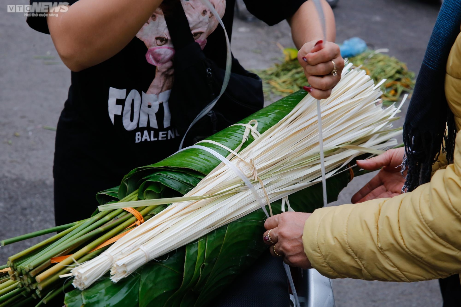 Chợ lá dong lâu đời nhất Hà Nội nhộn nhịp từ sáng đến tối - Ảnh 11.