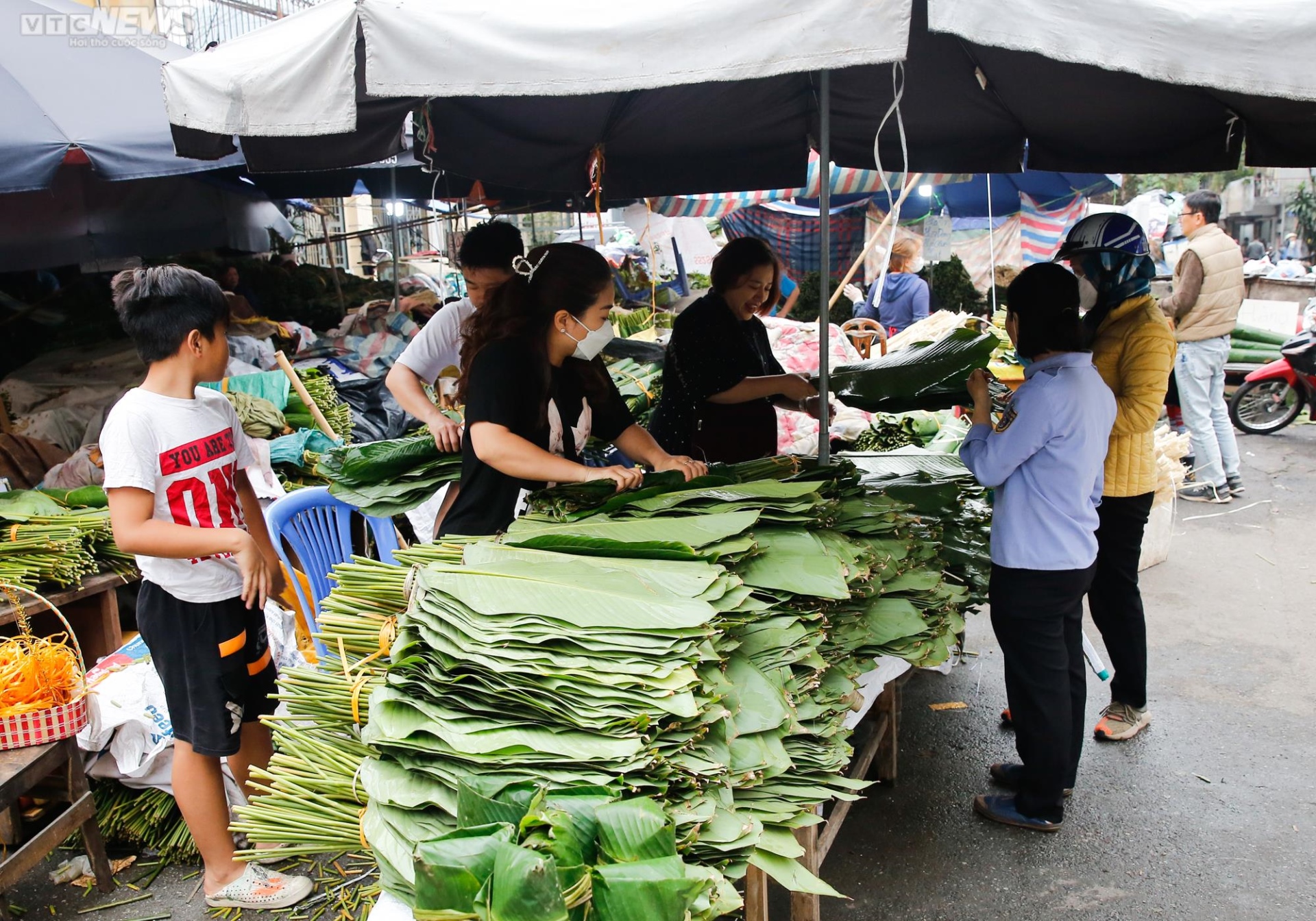 Chợ lá dong lâu đời nhất Hà Nội nhộn nhịp từ sáng đến tối - Ảnh 2.