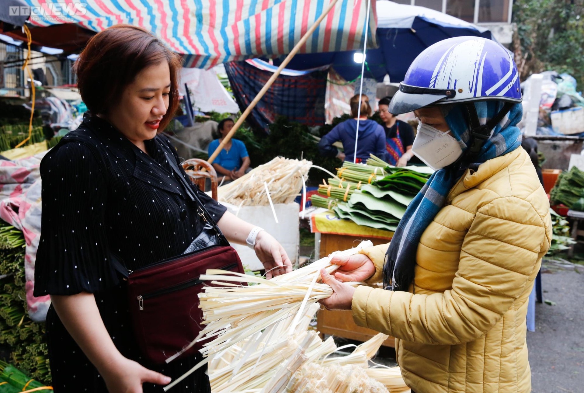 Chợ lá dong lâu đời nhất Hà Nội nhộn nhịp từ sáng đến tối - Ảnh 8.