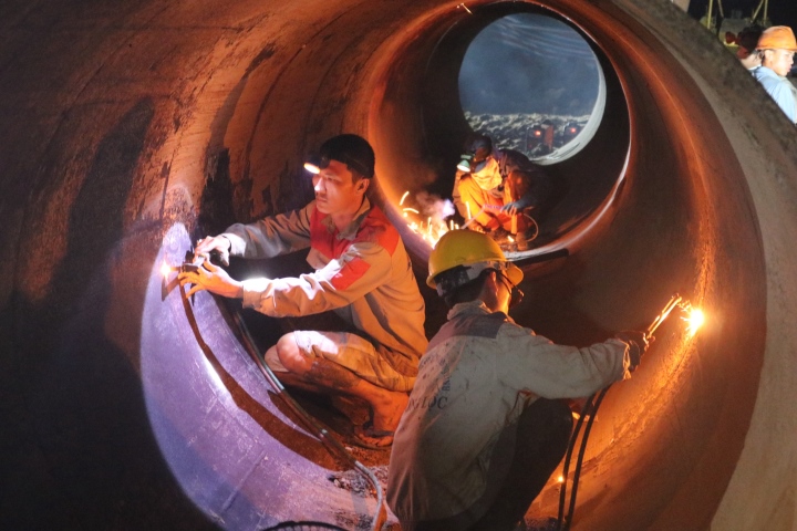 Bé trai 10 tuổi lọt xuống trụ bê tông sâu 35m: Xuyên đêm lồng ống thép - Ảnh 2.