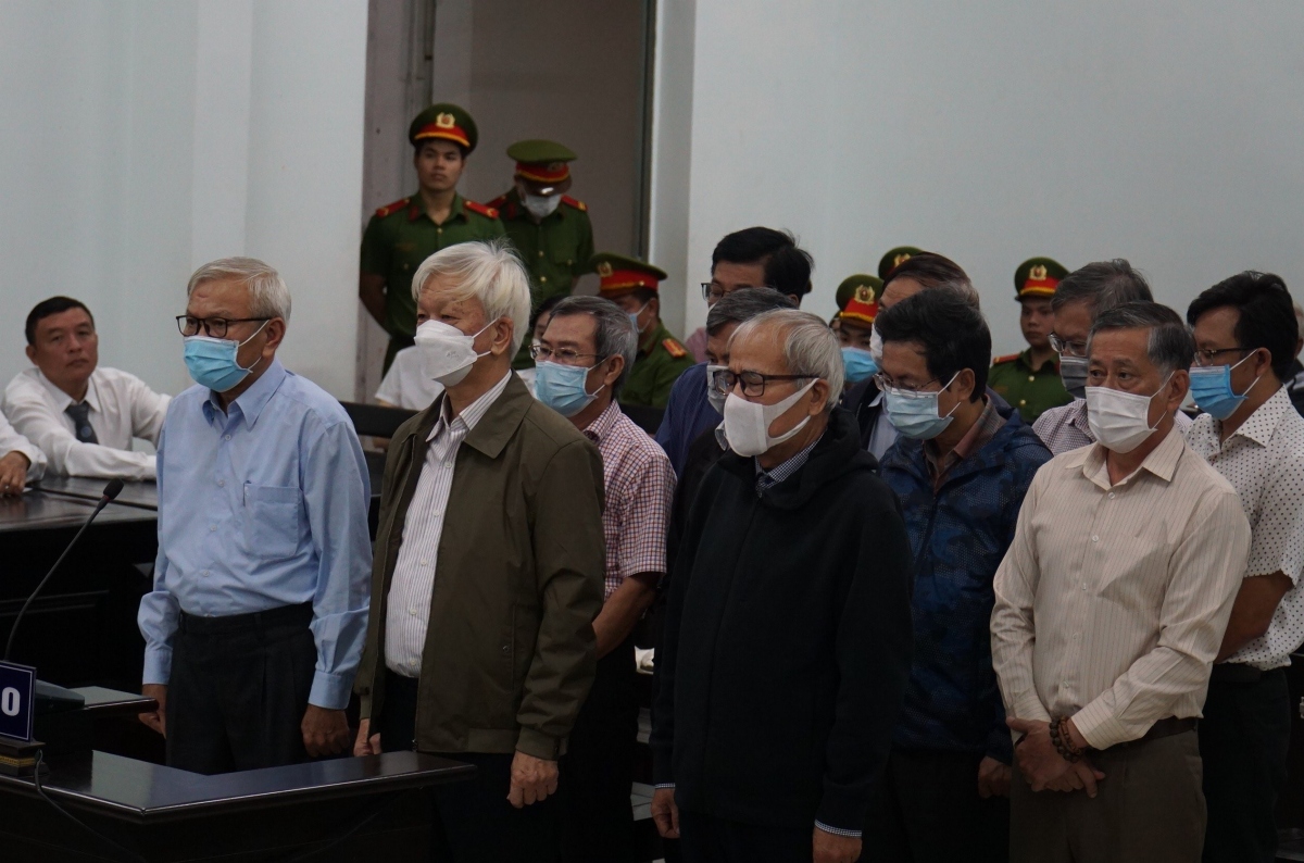 Bán rẻ 'đất vàng', 2 cựu Chủ tịch UBND tỉnh Khánh Hòa nhận tổng cộng 12 năm tù - Ảnh 1.