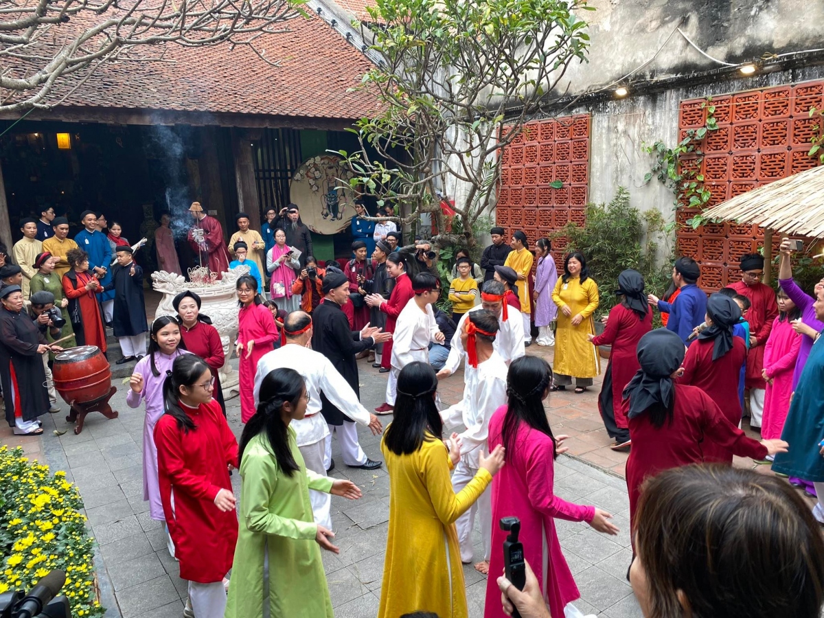 'Tết Việt - Tết phố' tái hiện nhiều nghi lễ truyền thống giữa phố cổ Hà Nội - Ảnh 4.
