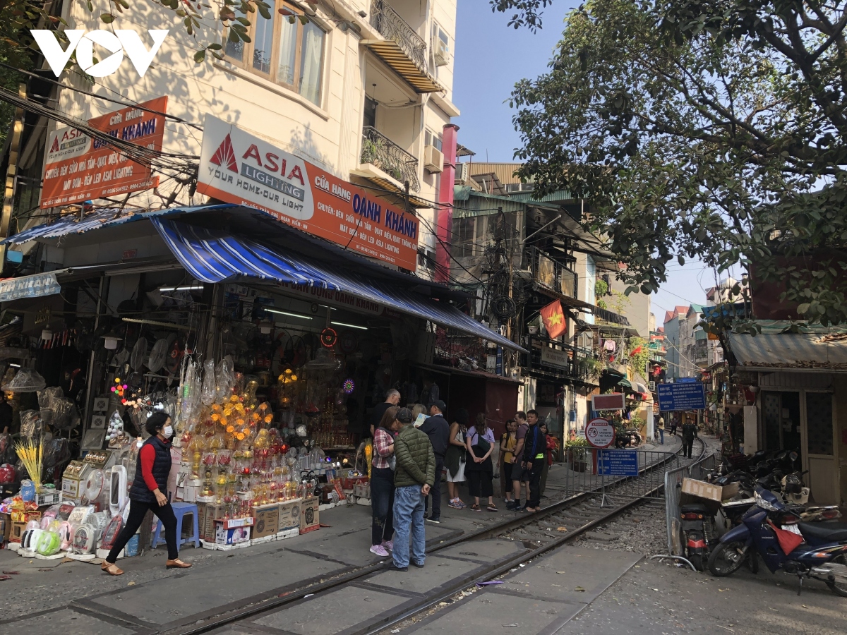'Cà phê đường tàu' ở Hà Nội vẫn mở cửa đón khách Tây bất chấp có chốt trực - Ảnh 3.