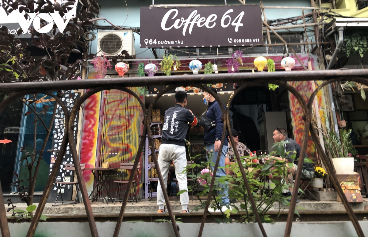 'Cà phê đường tàu' ở Hà Nội vẫn mở cửa đón khách Tây bất chấp có chốt trực - Ảnh 9.