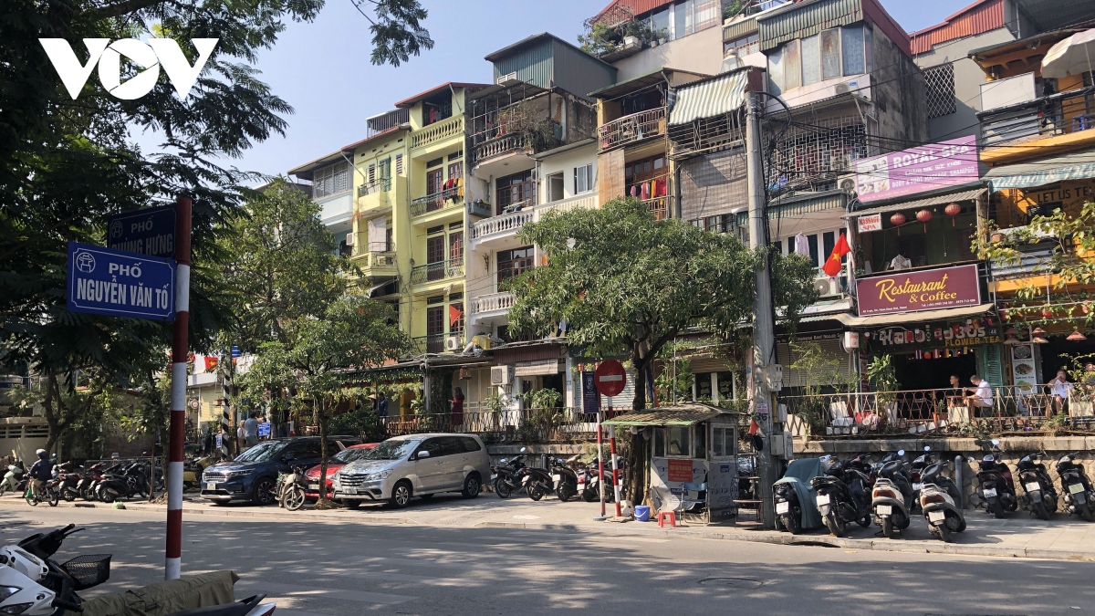 'Cà phê đường tàu' ở Hà Nội vẫn mở cửa đón khách Tây bất chấp có chốt trực - Ảnh 6.