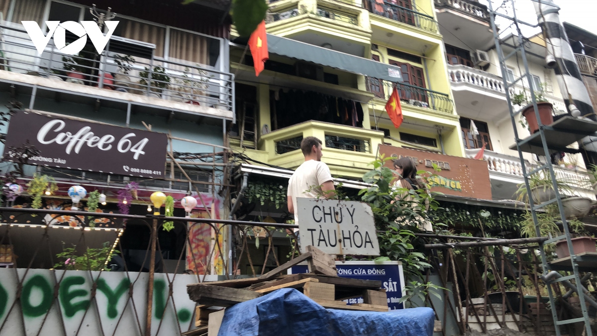 'Cà phê đường tàu' ở Hà Nội vẫn mở cửa đón khách Tây bất chấp có chốt trực - Ảnh 7.
