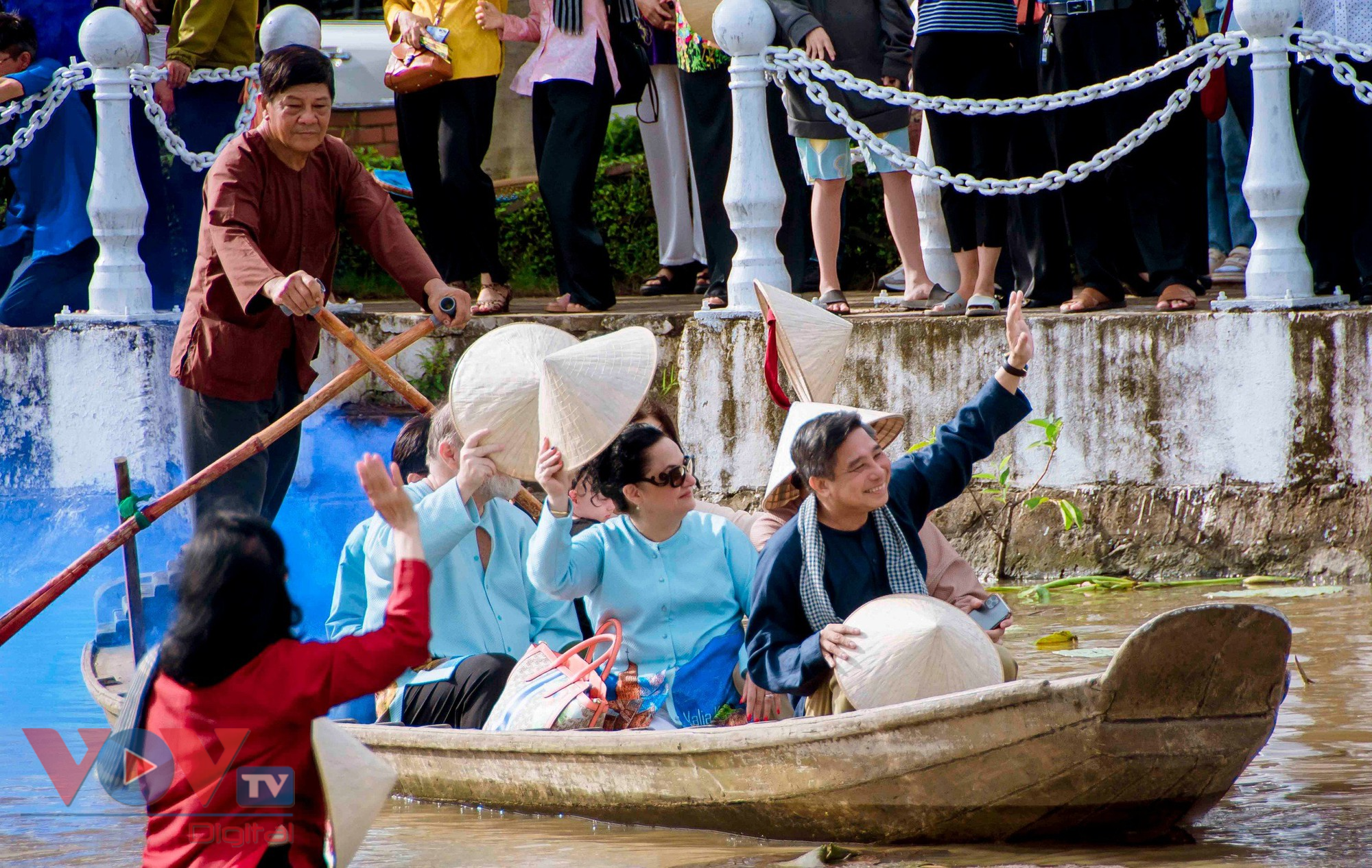 Hơn 150 người trình diễn áo bà ba trên sông ở Hậu Giang - Ảnh 3.